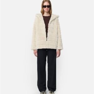 Apparis Goldy Coat